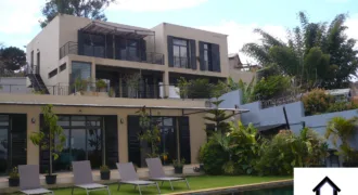 Ambatobe très grande villa T9 Villa piscine terrasse à proximité du Leader Price et du Lycée Français