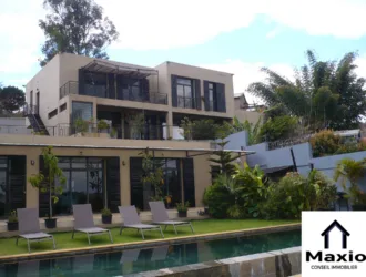 Ambatobe très grande villa T9 Villa piscine terrasse à proximité du Leader Price et du Lycée Français