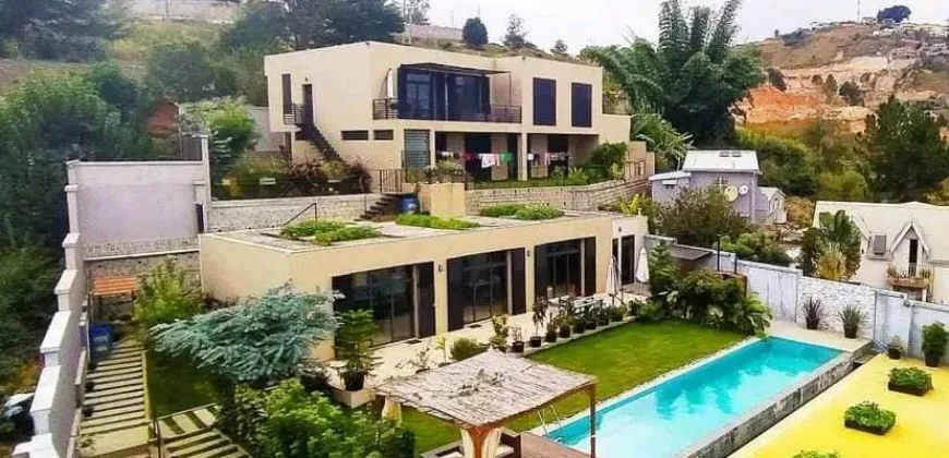 Ambatobe très grande villa T9 Villa piscine terrasse à proximité du Leader Price et du Lycée Français