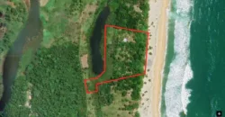 Terrain de 22 723 M2 plat avec 130m façade sur plage situé à 14KM après Foulpointe