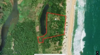 Terrain de 22 723 M2 plat avec 130m façade sur plage situé à 14KM après Foulpointe